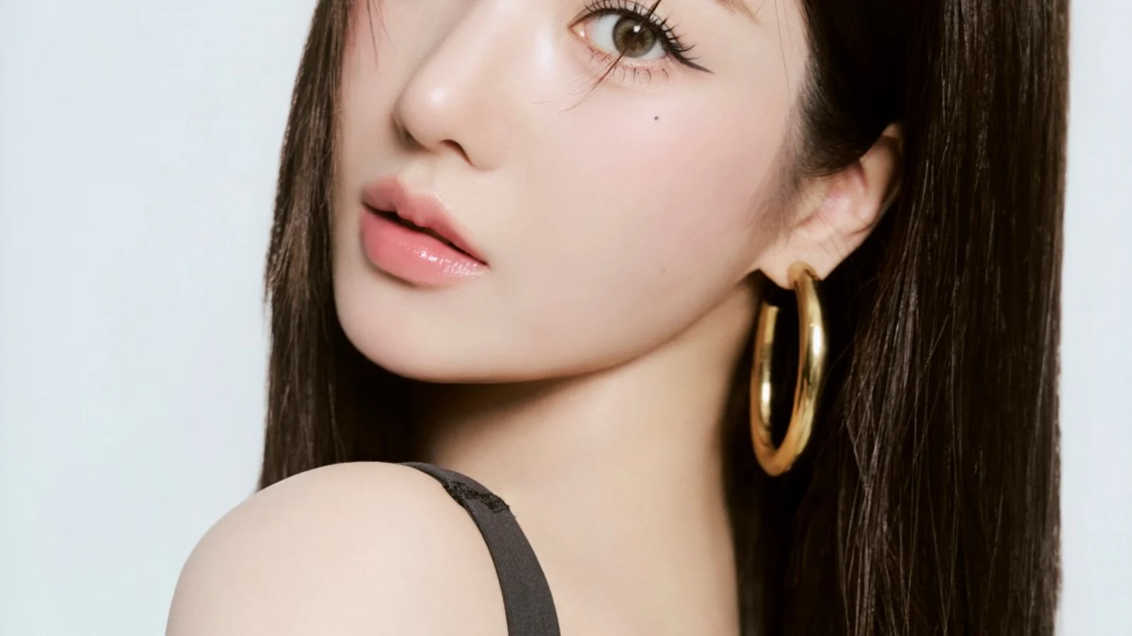 Kwon Eun-bi Signs Exclusive Contract with RBW... Opens a New Chapter as the 'Summer Queen' with the Unveiling of a New Logo Motion