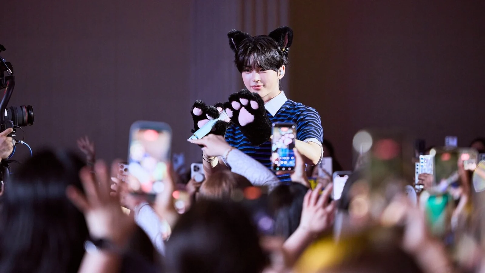 Sung Hanbin Shares Special Time with Fans at Birthday Party with 'Detective Concept'... Communication and Performance Included