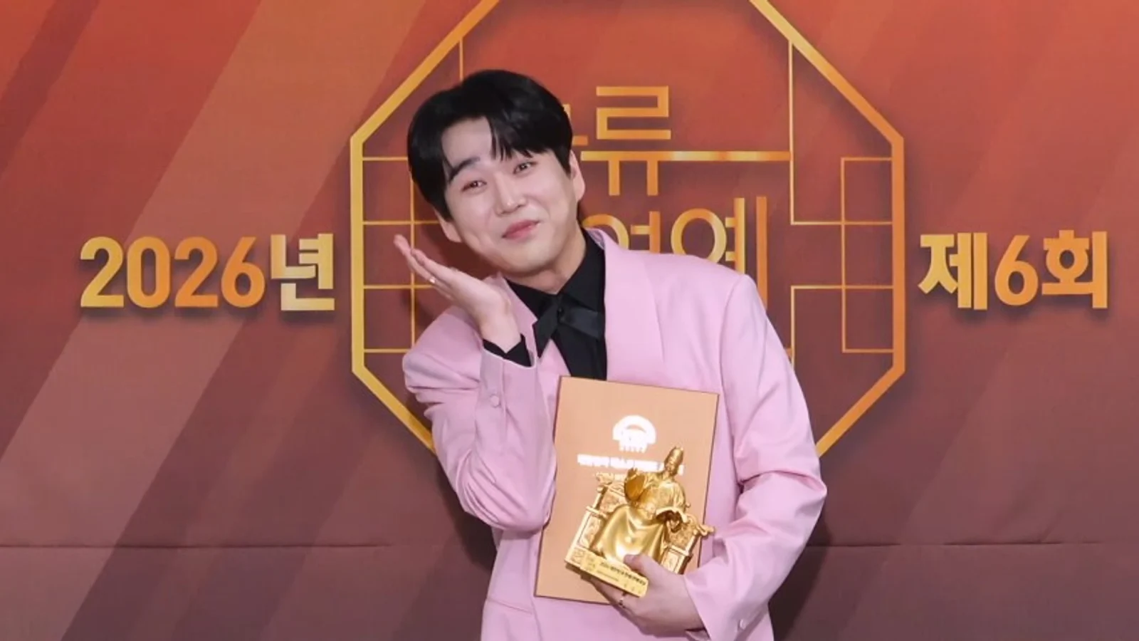Hwang Young Woong Secures '30,000 Club' First in June Netizen Awards Male Singer Category... Aims to Recover 70,000 Votes in Three Months