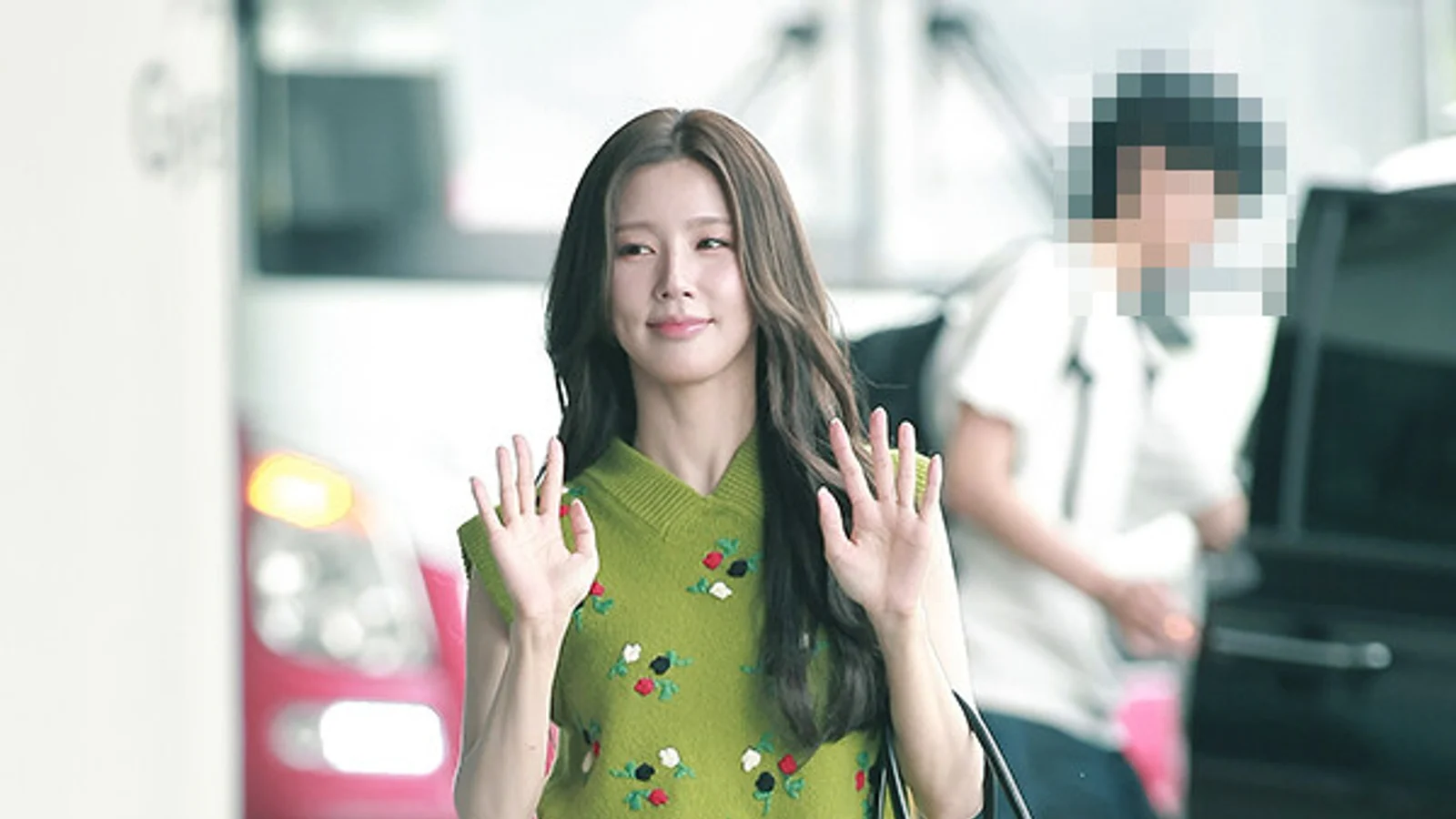 [Photo] (G)I-DLE's Miyeon Departs for Tokyo, Japan in Full-On Airport Fashion