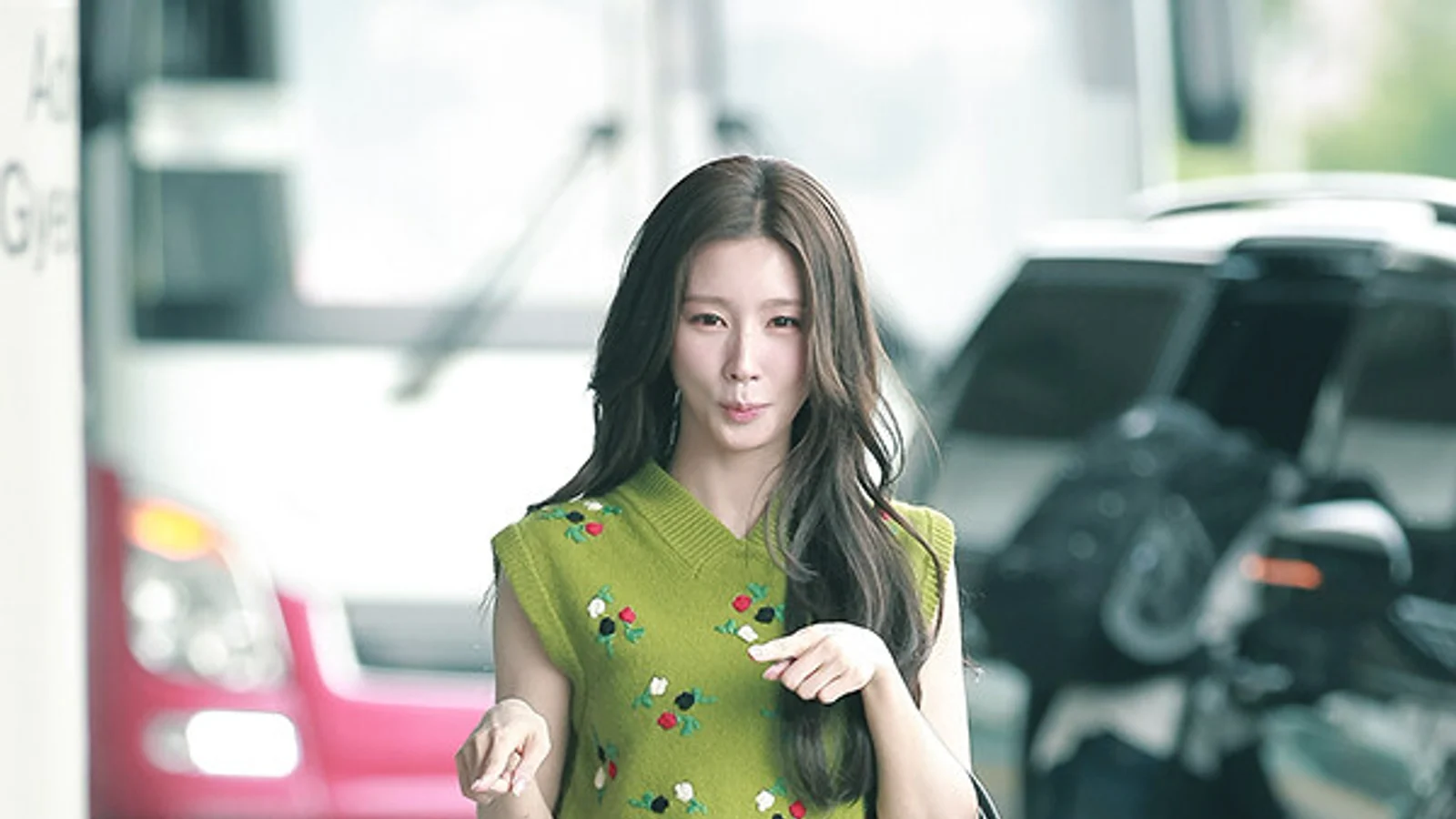 [Photo] (G)I-DLE's Miyeon, Early Summer Airport Fashion... Departs for Tokyo Concert