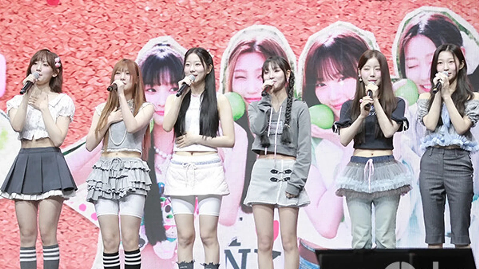 [Photo] USPEER Gives Cute Greeting at Mini 1st Album 'BITE DISTRICT' Showcase