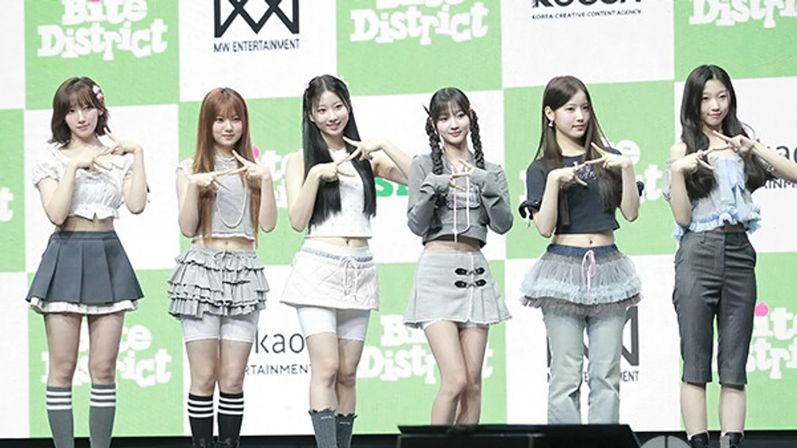 [Photo] USPEER Strikes Signature Pose at Mini 1st Album 'BITE DISTRICT' Showcase