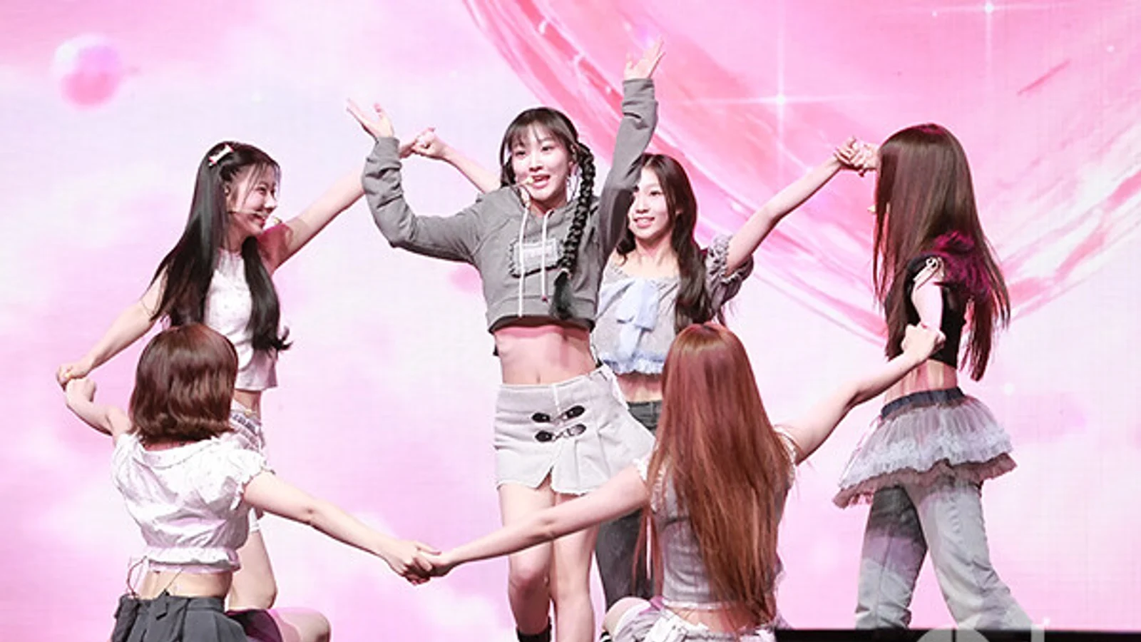 [Photo] USPEER Delivers Energetic Performance at Showcase Celebrating Release of First Mini Album 'BITE DISTRICT'