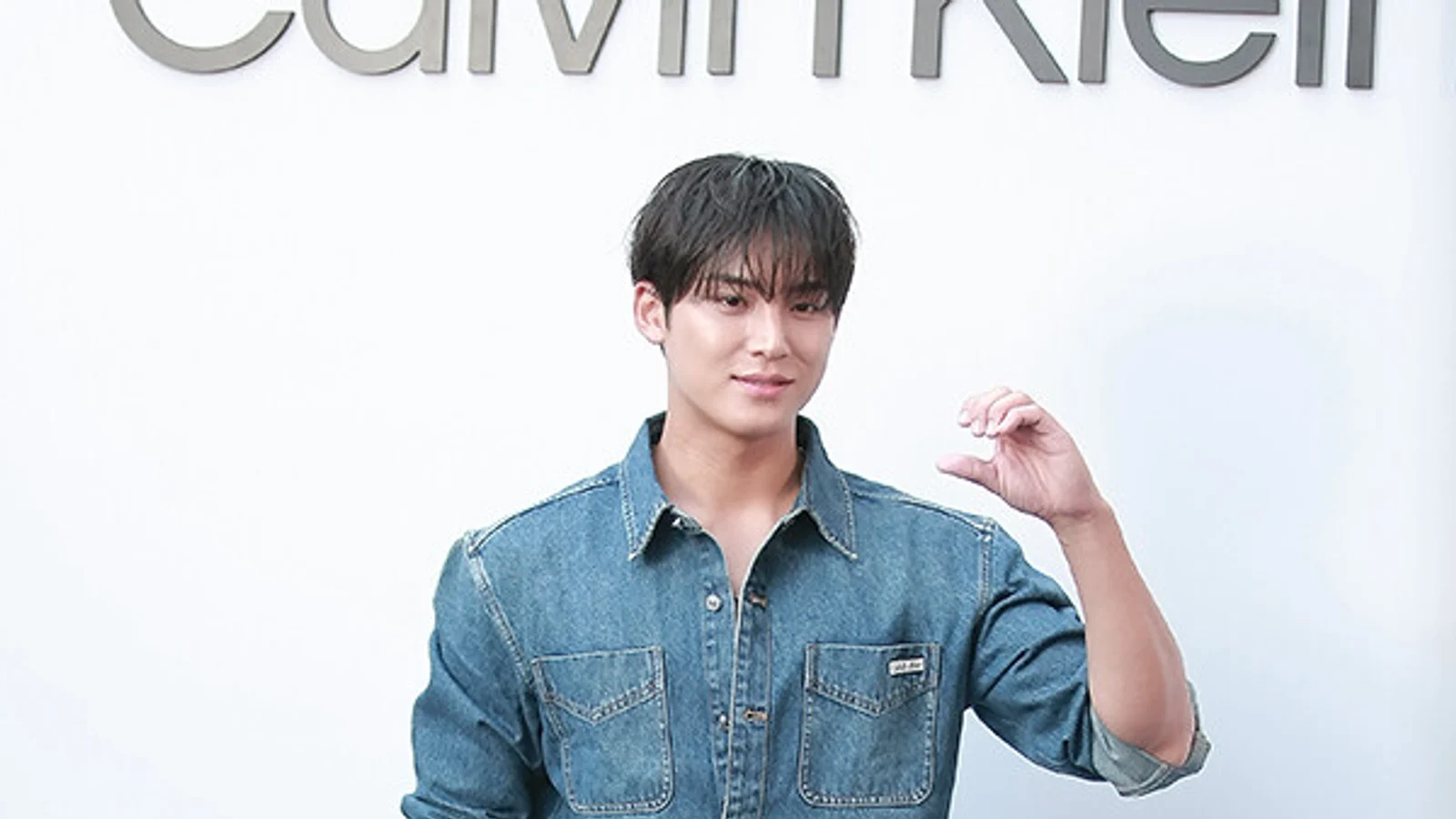 [Photo] SEVENTEEN's Mingyu Attends Calvin Klein Seongsu Opening Event... 'Perfectly Pulling Off Denim-on-Denim Fashion'