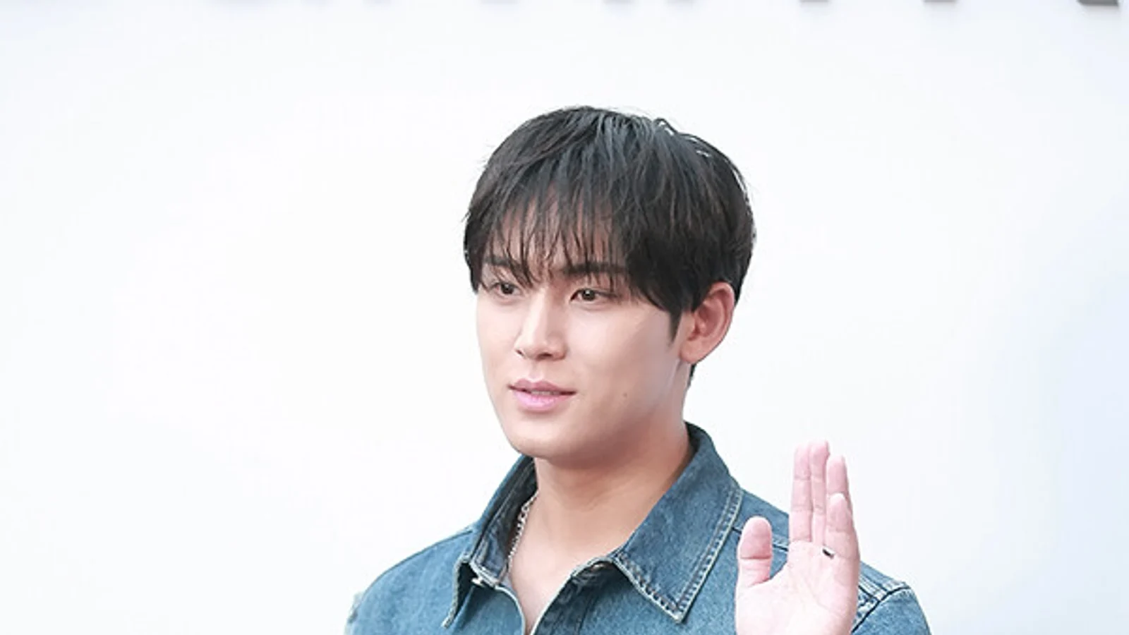 [Photo] SEVENTEEN Mingyu shines at Calvin Klein Seongsu flagship opening with 'arm-charming biceps'