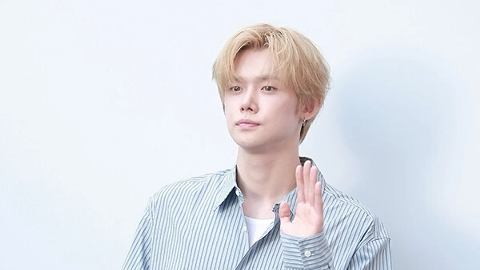 [Photo] TXT's Yeonjun Attends Calvin Klein Seongsu Flagship Opening... Relaxed Vibe Perfected with a Striped Shirt