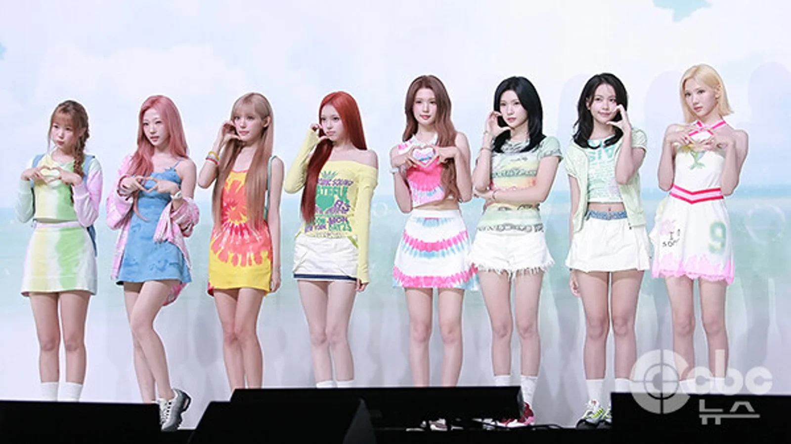 [Photo] Hearts2Hearts Strike Signature Pose at Showcase for 2nd Mini Album 'Lemon Tang'