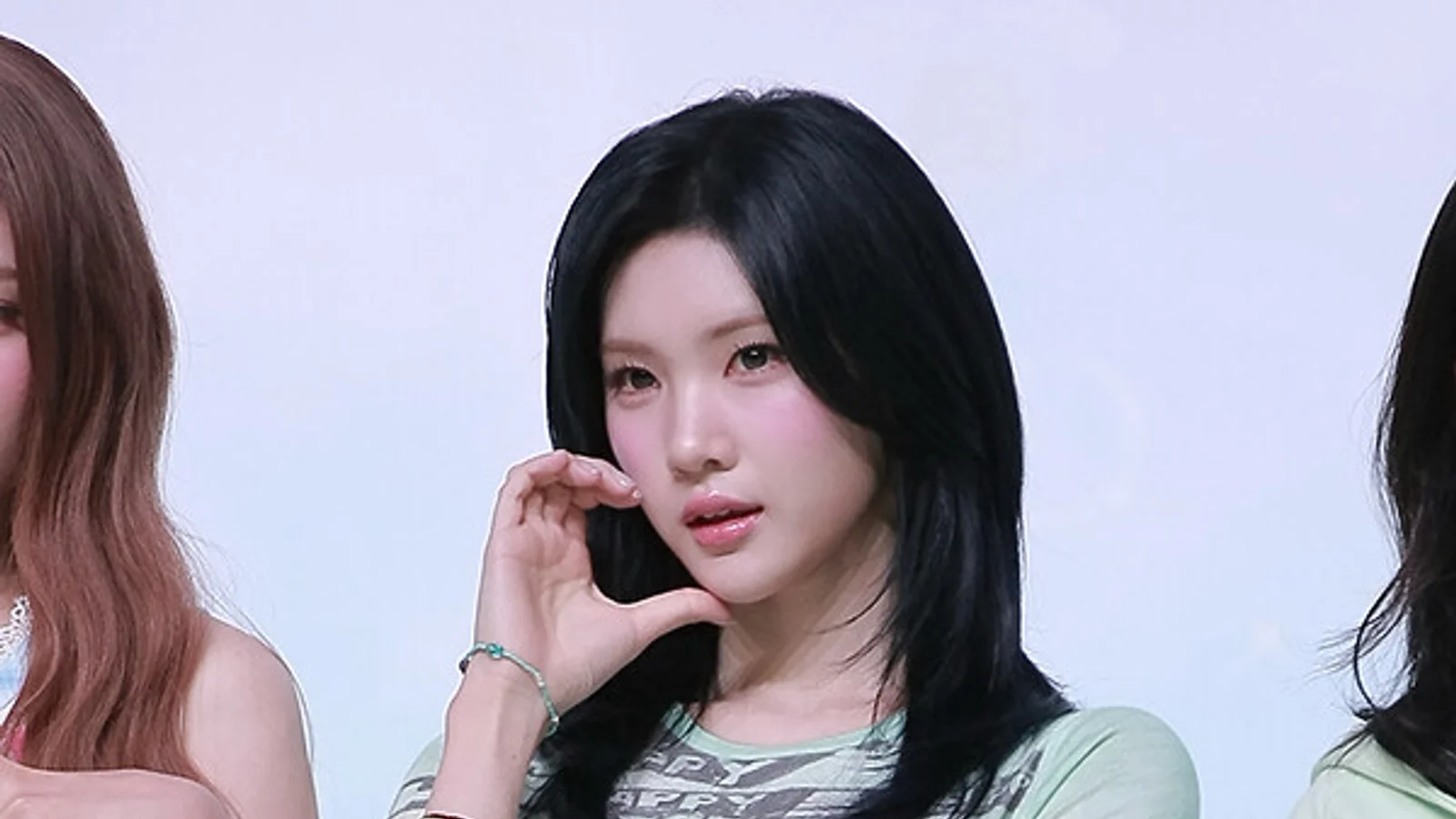 [Photo] Hearts2Hearts JuEun Shows Off Charismatic Gaze at 'Lemon Tang' Showcase