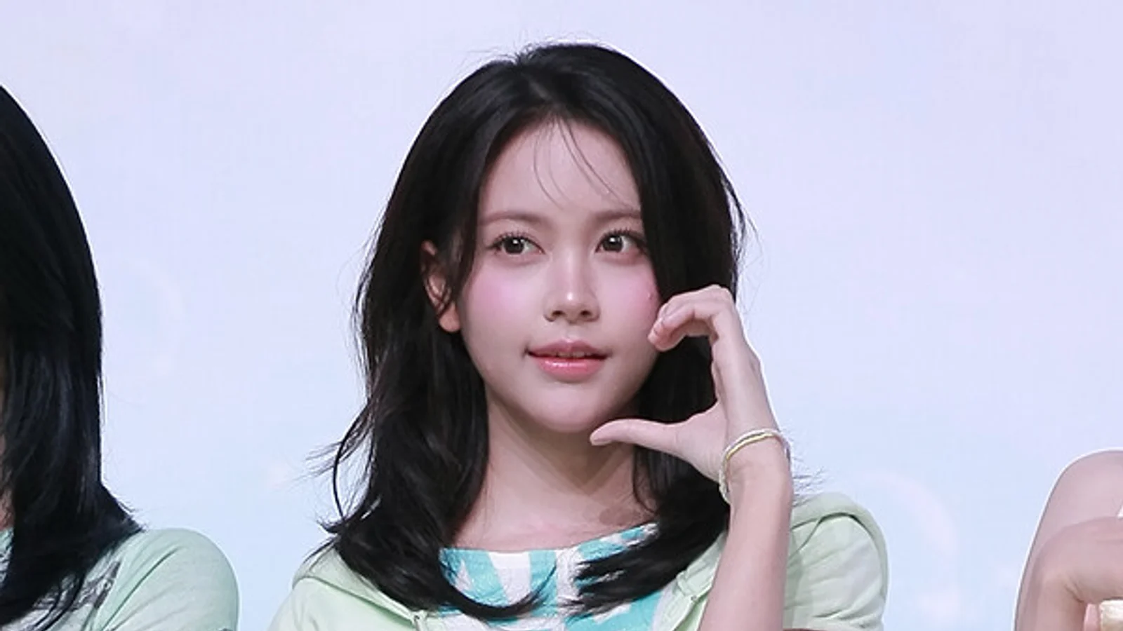 [Photo] Hearts2Hearts' Carmen Radiates Refreshing Beauty at Mini 2nd Album 'Lemon Tang' Showcase
