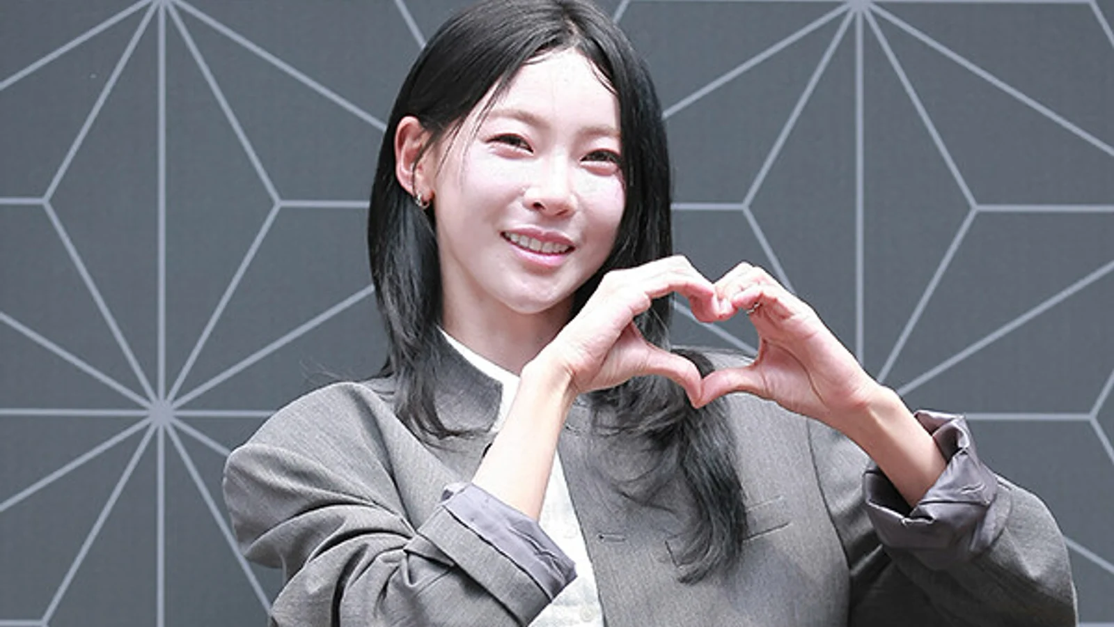 [Photo] Track and Field Athlete Kim Min-ji Shines at 'Demon Slayer: Hashira Exhibition' Photo Call with Pure Smile