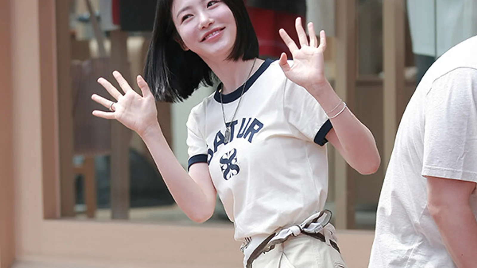 [Photo] Shin Ye-eun Shines at 'SATUR' Photo Call with Refreshing Summer Styling... 'Exciting End to the Workday'