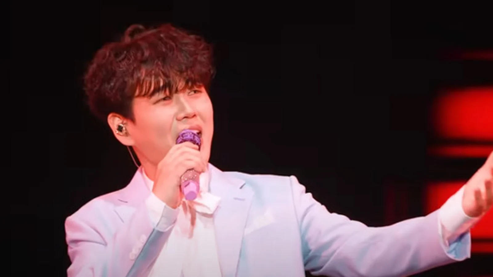 Hwang Young-woong Wins 5 Titles at 2026 First-Half Finals 'Netizens Awards'... Proves Fandom Strength