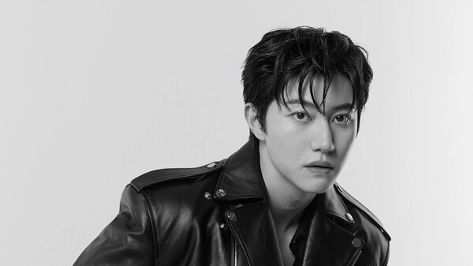 Kwak Dong-yeon Reveals 4 New Profile Photos After Joining THEBLACKLABEL... Monotone Charisma Catches the Eye
