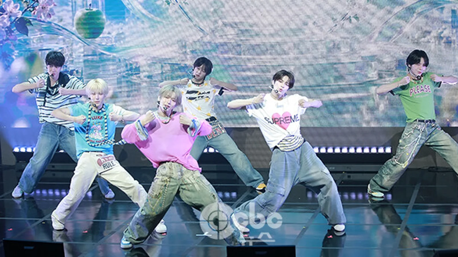 VAYONN Debuts... Kim Jaejoong's Agency's Second Boy Group Takes First Step in K-pop with Refreshing 'MUAH!'