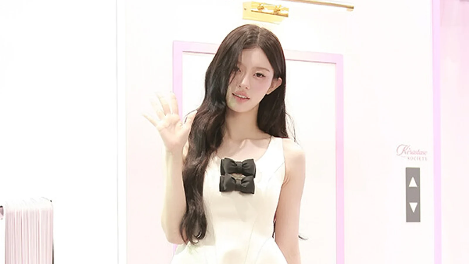[Photo] ILLIT's Minju, the 'Summer Fairy in Pure White' Who Shined at the Kérastase Pop-up Event